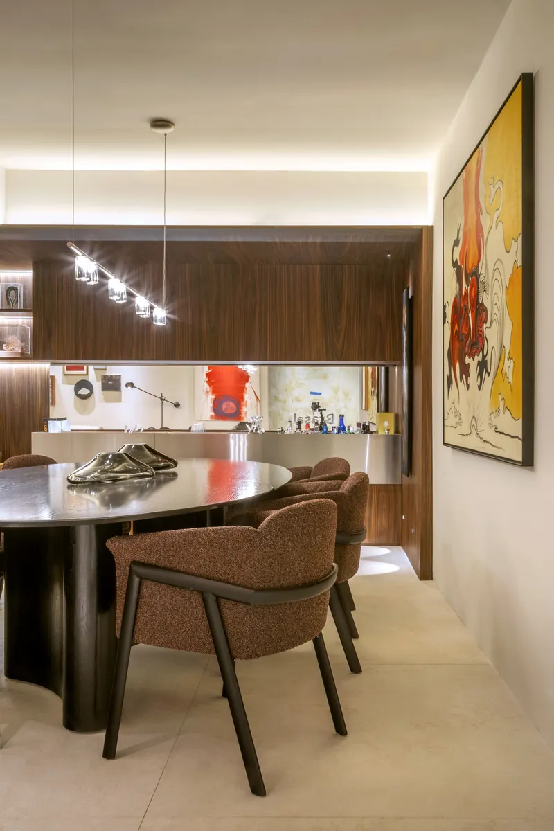 Jantar com o painel de marcenaria atrás do bar em aço inox