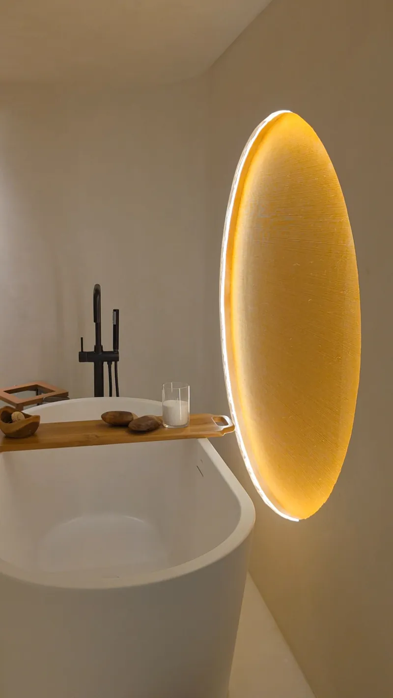 Painel circular retroiluminado ao lado da banheira do spa