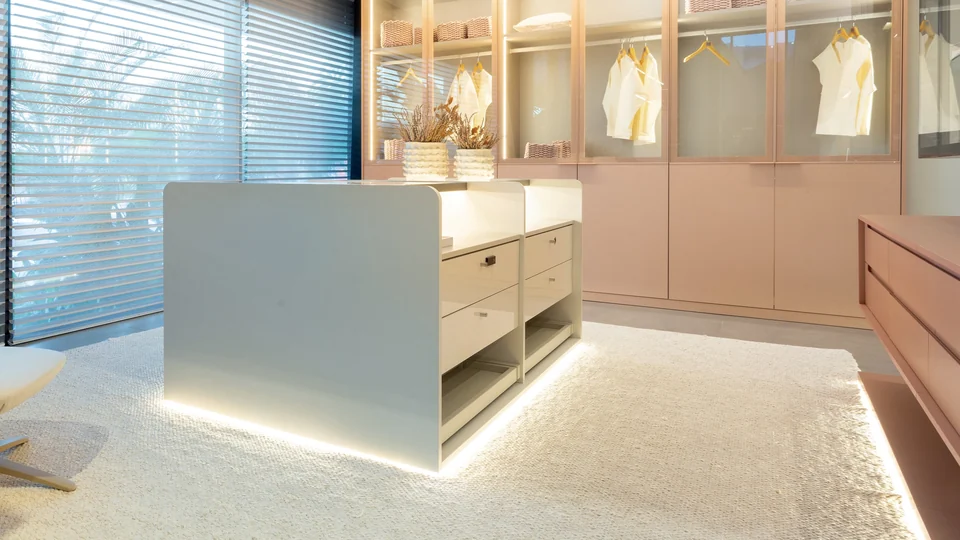 Closet com ilha central e portas de vidro