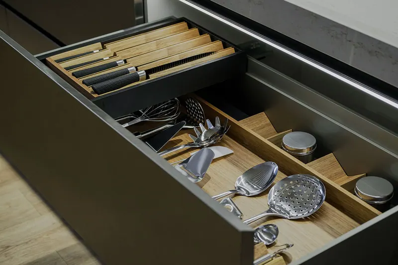 Gaveta aberta com porta-facas e divisórias internas para utensílios de cozinha