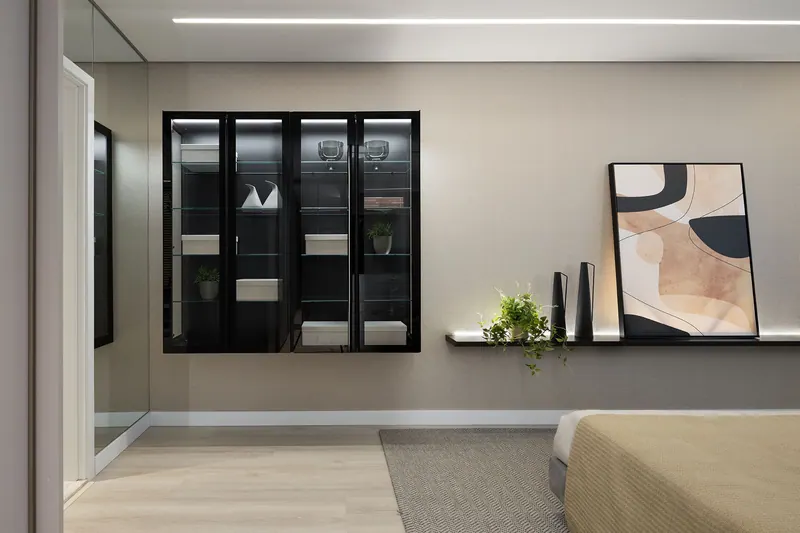 Quarto com armário suspenso de portas de vidro e moldura preta, interior iluminado e prateleira com led