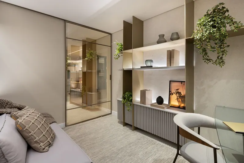 Quarto com estante de prateleiras iluminadas, rack ripado e porta de correr de vidro para o closet