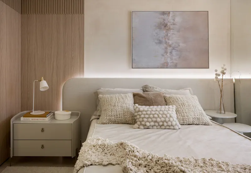 Quarto com painel em tom amadeirado, trecho ripado, cabeceira com led e mesa de cabeceira com gavetas