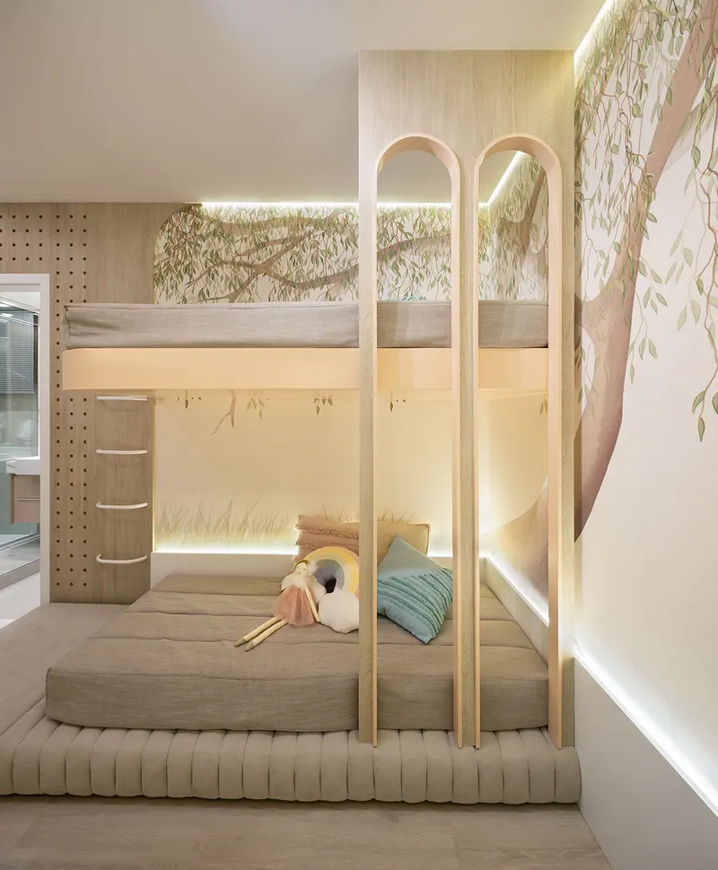 Quarto infantil com cama suspensa, escada lateral, painel perfurado e arcos em tom amadeirado com led