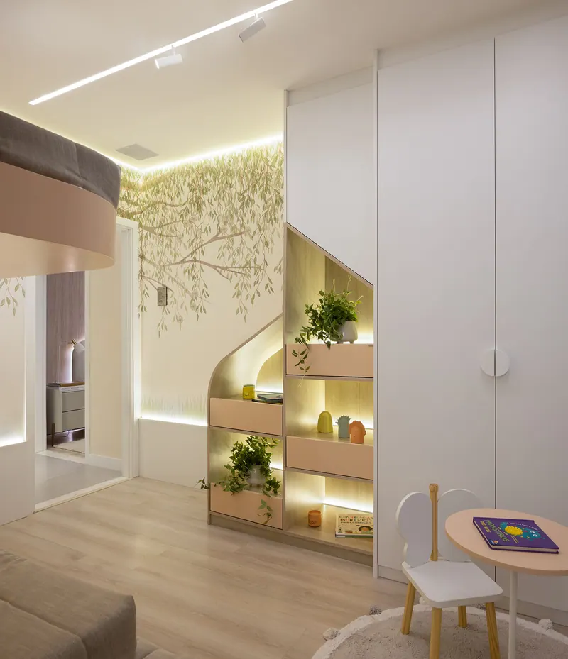 Quarto infantil com roupeiro branco de puxadores redondos e estante em formato de casa com nichos iluminados