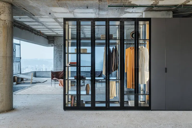 Guarda-roupa com portas de vidro, cabideiro, prateleiras e módulo fechado de portas escuras