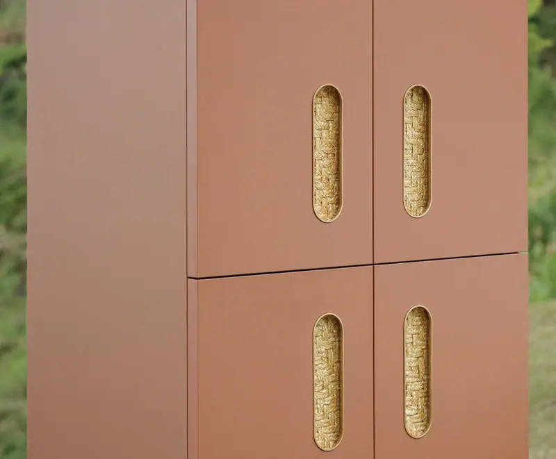 Portas em tom terracota com puxadores cava revestidos de palha
